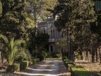 Ecco Villa De Stasi, del XIX secolo, immersa in un grande giardino di alberi sempreverdi e dall�aspetto neomedievale, con bifore e merlature sulla facciata